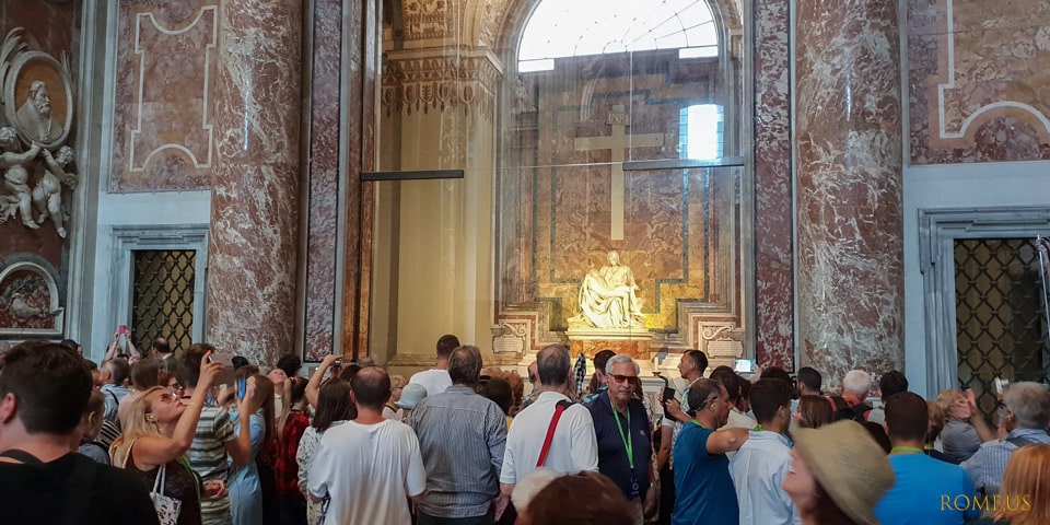 Touristenmenge an der Pietà-Statue von Michelangelo im Petersdom