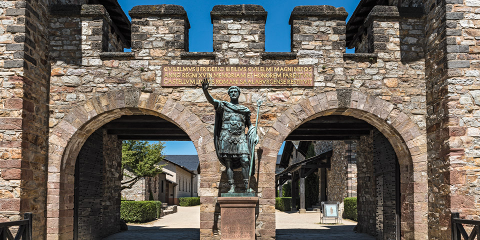 Statue von Antoninus Pius vor dem Römerkastell Saalburg bei Frankfurt