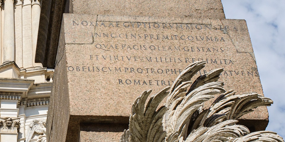 Die lateinische Inschrift am Sockel des Obelisken Piazza Navona