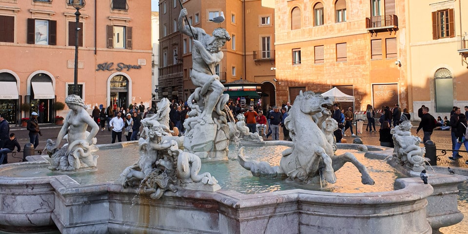 Touristen am Neptunbrunnen auf der Piazza Navona in Rom