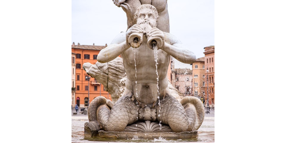 Triton bläst in Muschelhörner – Skulpturenelement des Neptunbrunnens auf der Piazza Navona in Rom