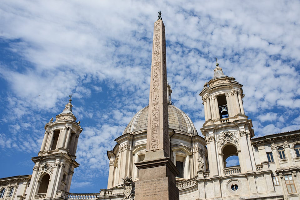 Blick von unten auf den Obelisken im Zentrum der Piazza Navona in Rom