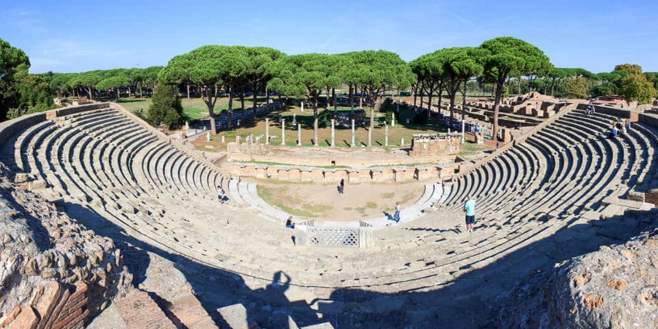 Ruinen des antiken Theaters im archäologischen Komplex von Ostia Antica
