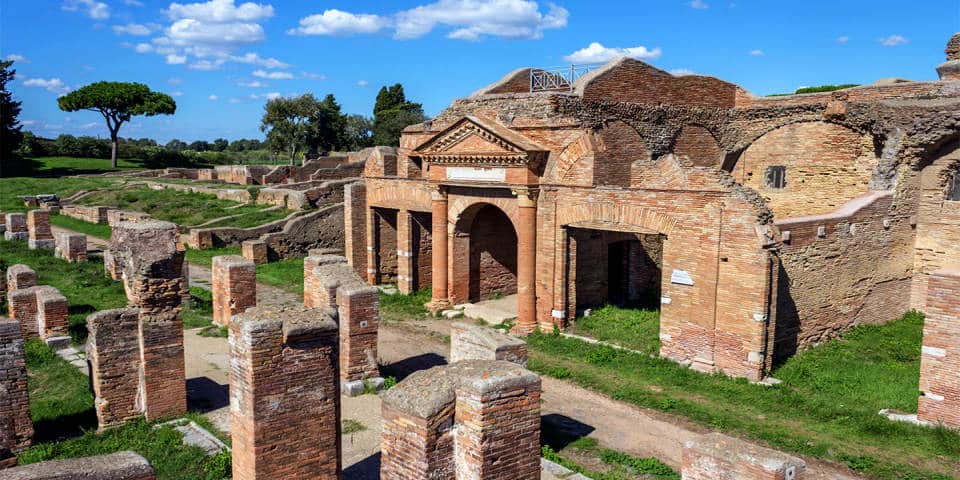 Ruinen antiker Architektur im archäologischen Komplex von Ostia Antica